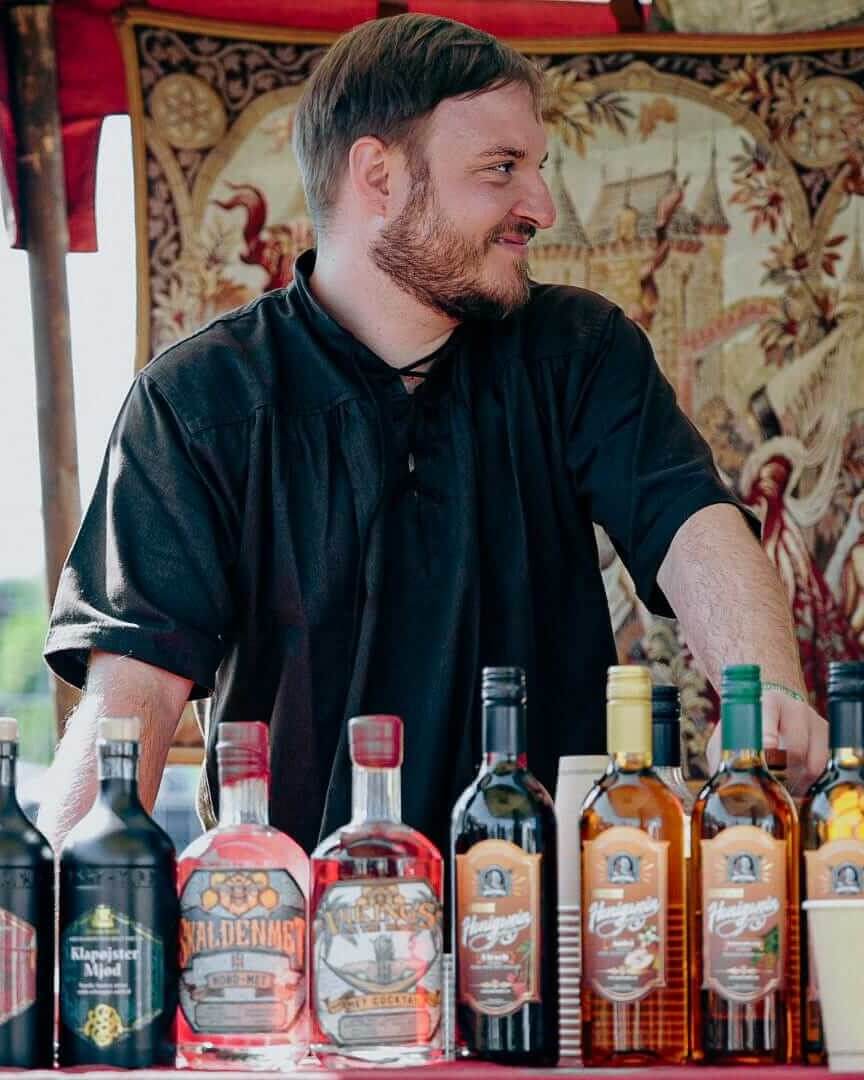 Reto Leuzinger am Met-Markt mit Honigwein zum kaufen vor ihm